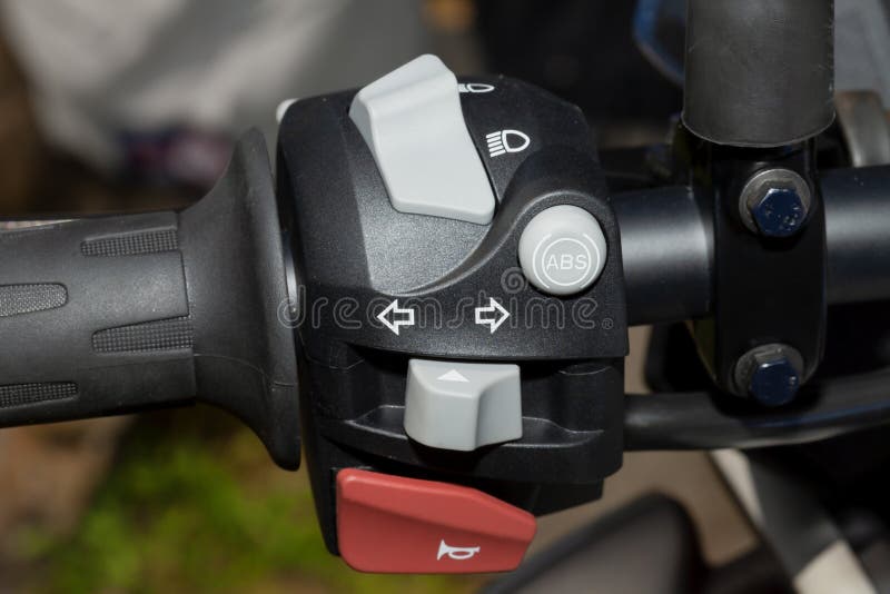 Détail des contrôles sur le guidon d'une moto image stock Détail des contrôles sur le guidon d'une moto image stock