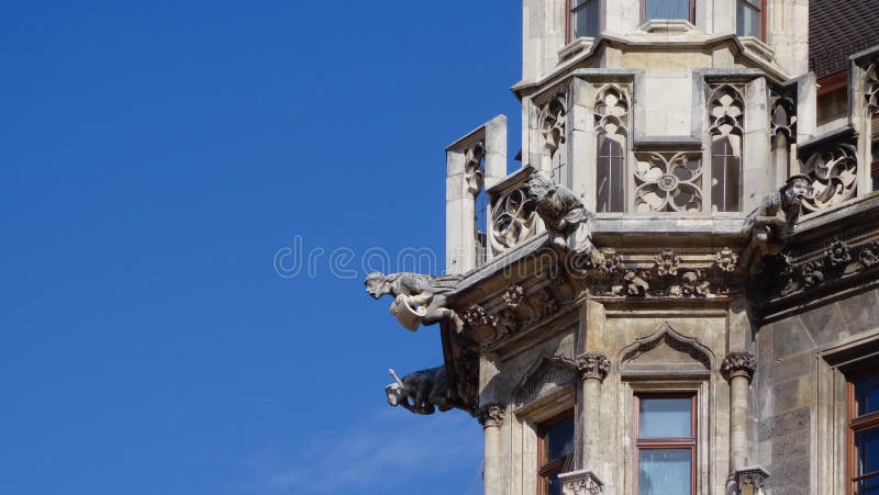 Détail des gargouilles en pierre sur une tour photo stock Détail des gargouilles en pierre sur une tour photo stock