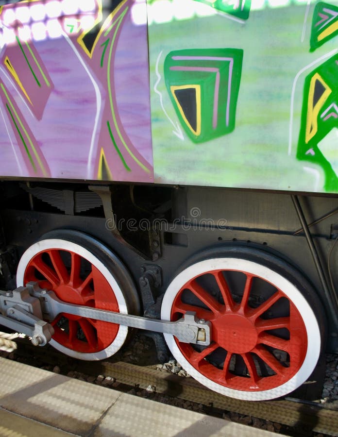 Détail des roues des locomotives formées par des rayons appariés sur le même essieu 7n. images libres de droits