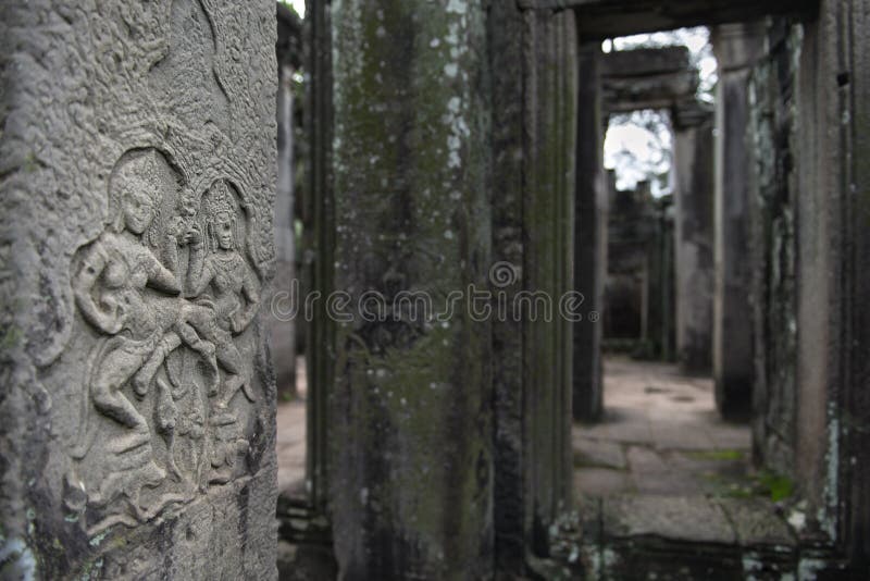 Détail haut étroit des découpages antiques dans le temple d'Angkor Vat, Siem Reap, Cambodge photographie stock Détail haut étroit des découpages antiques dans le temple d'Angkor Vat, Siem Reap, Cambodge photographie stock