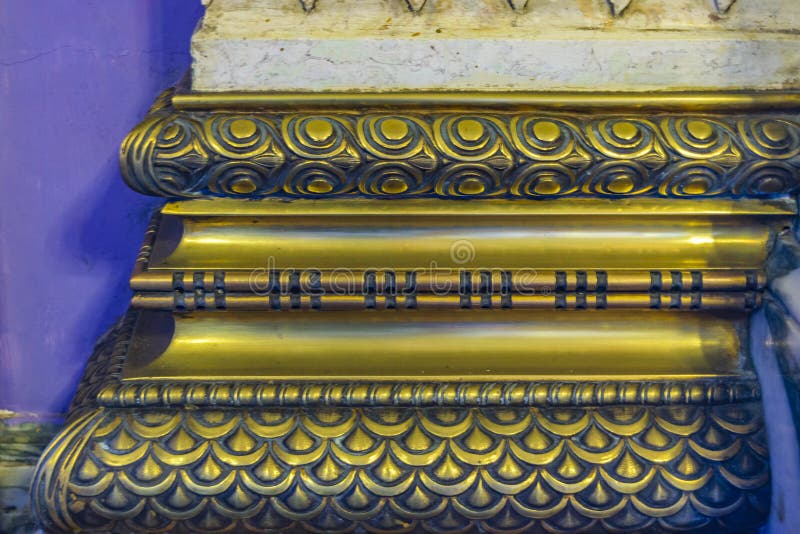 Détail intérieur fleuri d'or de colonne photo libre de droits Détail intérieur fleuri d'or de colonne photo libre de droits