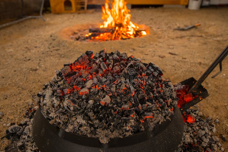 Détail squid de cuisson dans une cheminée de sache de podpeka ou extérieur sach. Le feu visible en arrière-plan