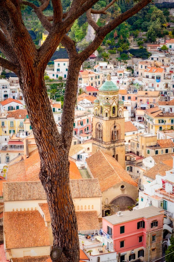 Détaillez la vue de paysage urbain de belles maisons colorées à Amalfi, Italie photos stock Détaillez la vue de paysage urbain de belles maisons colorées à Amalfi, Italie photos stock