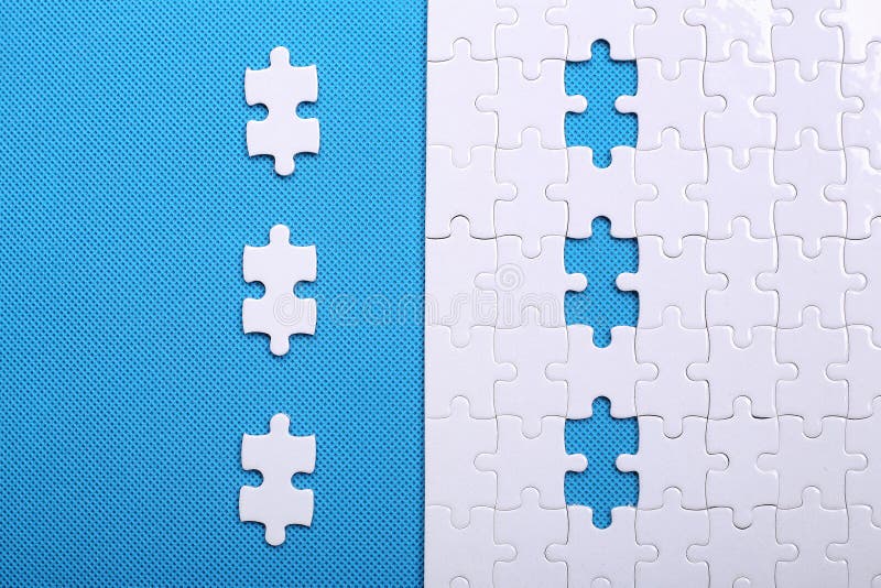 Détails blancs d'un puzzle sur un fond bleu Un puzzle est une unité centrale photos stock Détails blancs d'un puzzle sur un fond bleu Un puzzle est une unité centrale photos stock