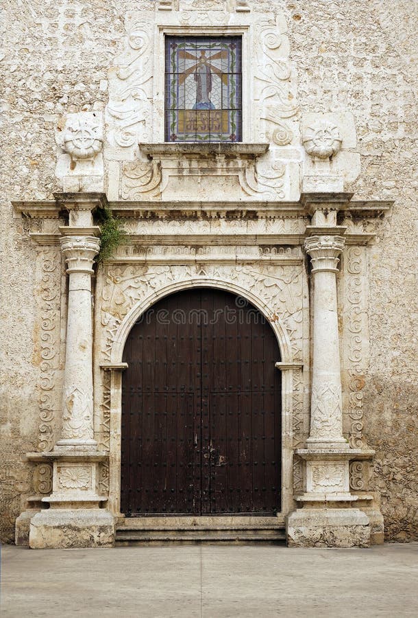 Détails et manière d'entrée d'une église antique dans Merida Mexico historique image stock Détails et manière d'entrée d'une église antique dans Merida Mexico historique image stock