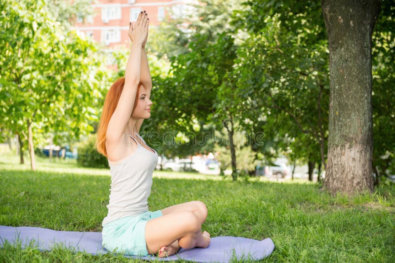 Détente avec du yoga photo libre de droits Détente avec du yoga photo libre de droits