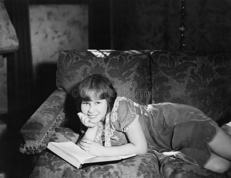 Détente avec un bon livre (toutes les personnes représentées ne sont pas plus long vivantes et aucun domaine n'existe Garanties d photographie stock libre de droits Détente avec un bon livre (toutes les personnes représentées ne sont pas plus long vivantes et aucun domaine n'existe Garanties d photographie stock libre de droits