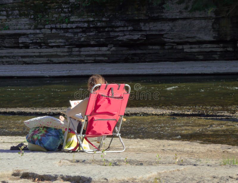 Détente par la rivière image libre de droits Détente par la rivière image libre de droits