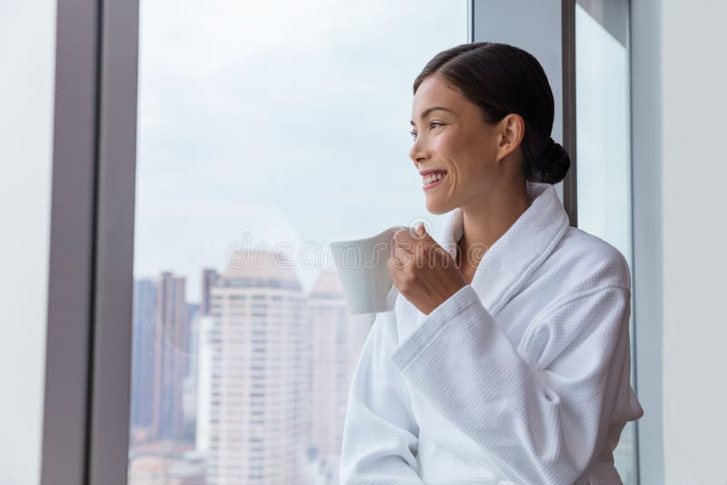 Détente potable de café de matin de femme d'hôtel images stock Détente potable de café de matin de femme d'hôtel images stock