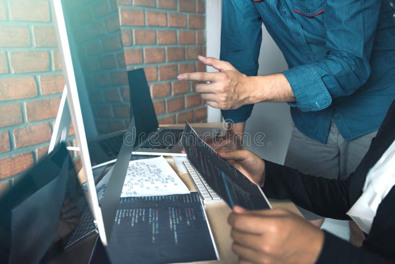 Développement de technologies de programmation et de codage travaillant dans un ingénieur logiciel développant des applications e images libres de droits Développement de technologies de programmation et de codage travaillant dans un ingénieur logiciel développant des applications e images libres de droits