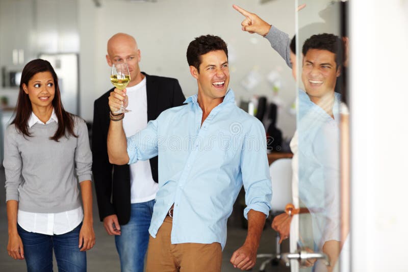 Développer une mauvaise réputation sur le lieu de travail. un homme ivre avec un verre de vin à la main à un bureau social. photos stock