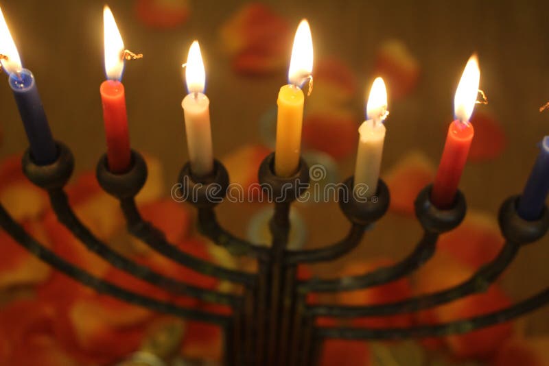 Día de fiesta judío Jánuca con la luz de las velas imagen de archivo Día de fiesta judío Jánuca con la luz de las velas imagen de archivo