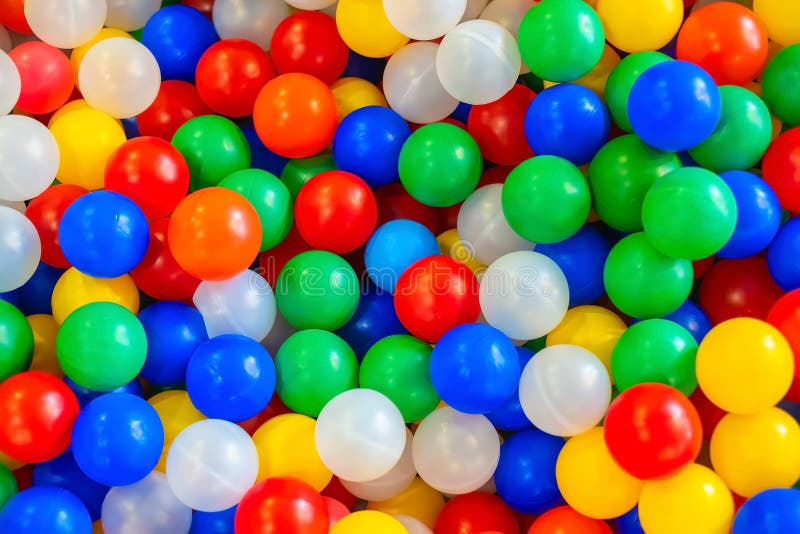 Día de fiesta, partido del ` s de los niños, un cuarto de juegos, una caja llenó de las pequeñas bolas coloreadas imagen de archivo Día de fiesta, partido del ` s de los niños, un cuarto de juegos, una caja llenó de las pequeñas bolas coloreadas imagen de archivo