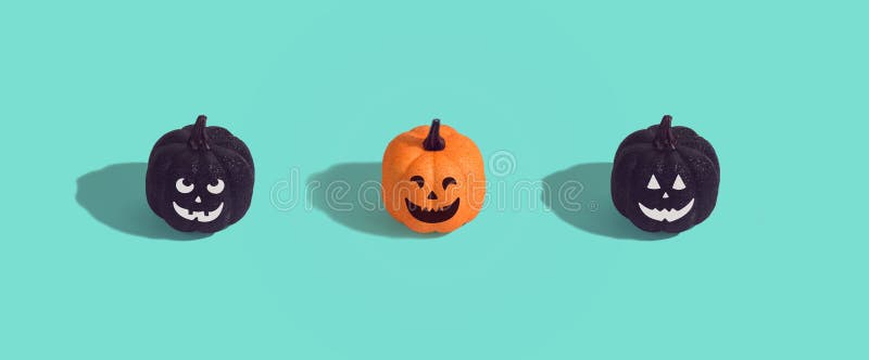 DÃa de Halloween fondo creativo con calabaza con linterna fotos de archivo DÃa de Halloween fondo creativo con calabaza con linterna fotos de archivo