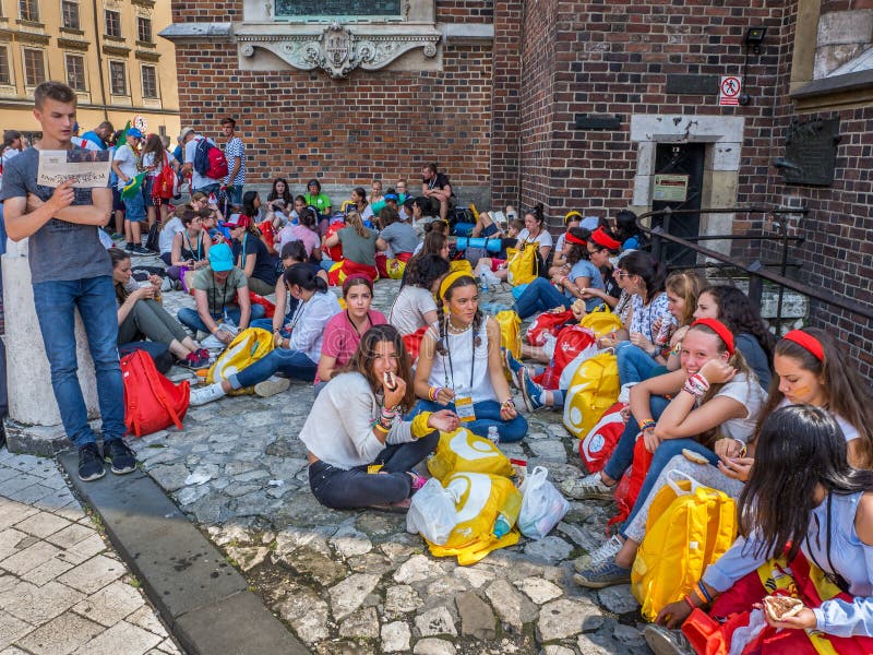Día de juventud de mundo 2016 Peregrinos que descansan en la sombra del chur imagen de archivo Día de juventud de mundo 2016 Peregrinos que descansan en la sombra del chur imagen de archivo