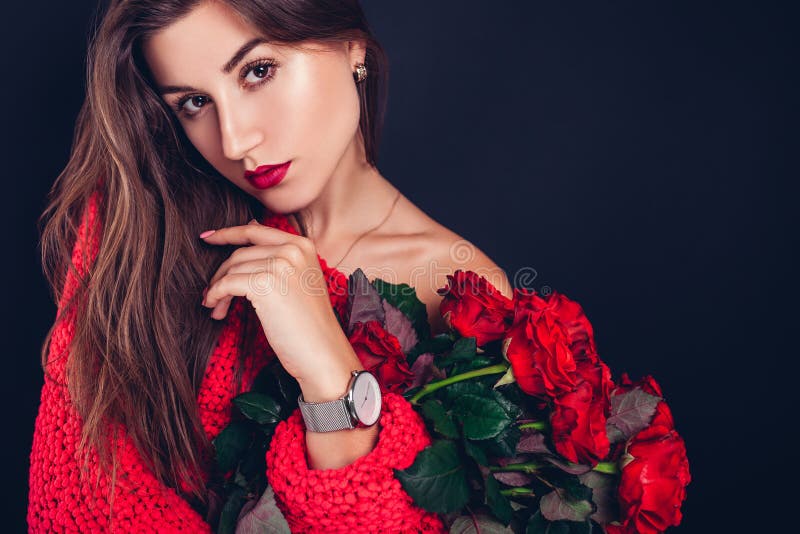 Día de San Valentín Mujer sosteniendo un ramo de rosas rojas Una chica hermosa recibió un regalo romántico Entrega de flores imagen de archivo libre de regalías Día de San Valentín Mujer sosteniendo un ramo de rosas rojas Una chica hermosa recibió un regalo romántico Entrega de flores imagen de archivo libre de regalías