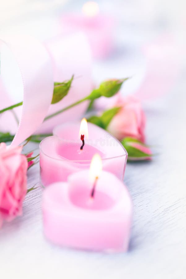 Día de tarjeta del día de San Valentín Velas y rosas en forma de corazón rosadas fotos de archivo Día de tarjeta del día de San Valentín Velas y rosas en forma de corazón rosadas fotos de archivo
