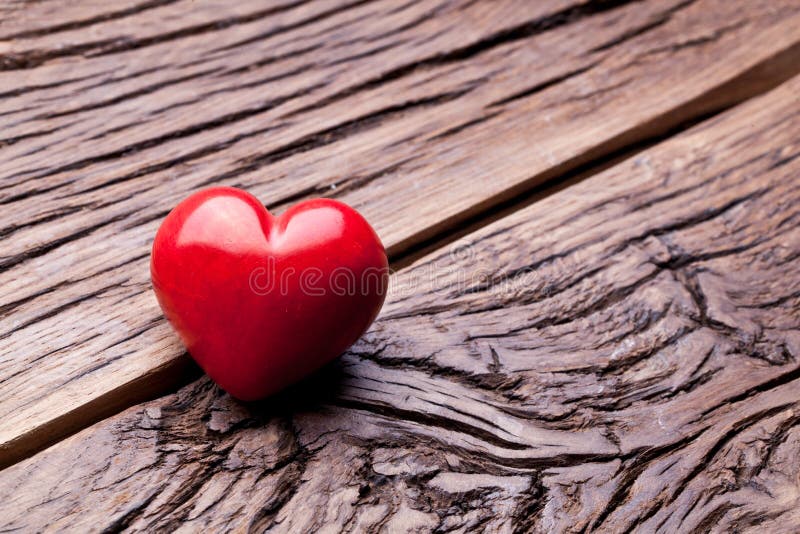 Día de tarjetas del día de San Valentín. Corazón rojo en una tabla de madera. fotografía de archivo libre de regalías Día de tarjetas del día de San Valentín. Corazón rojo en una tabla de madera. fotografía de archivo libre de regalías