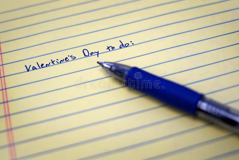 Día de tarjetas del día de San Valentín para hacer la lista en el papel con la pluma azul imagen de archivo Día de tarjetas del día de San Valentín para hacer la lista en el papel con la pluma azul imagen de archivo
