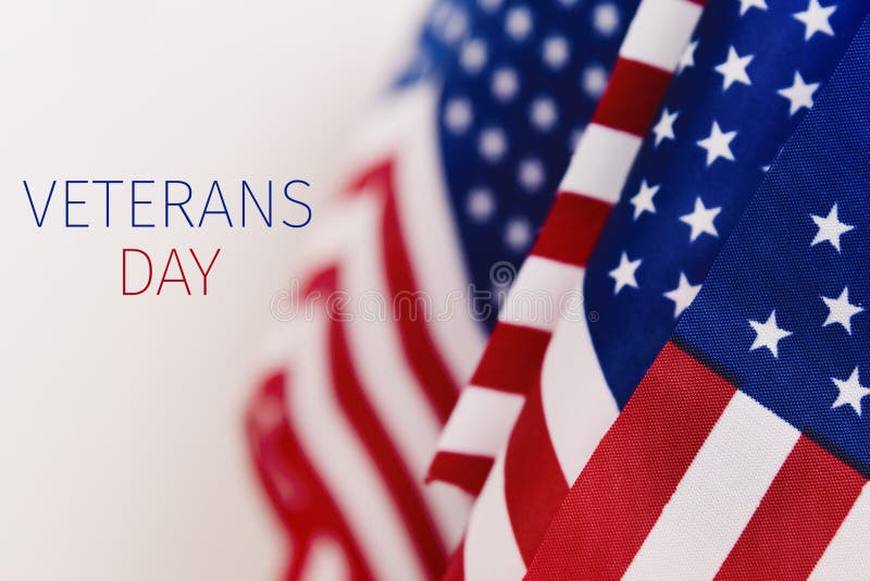 Día de veteranos del texto y banderas americanas