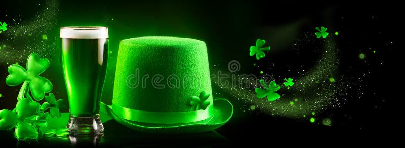 Día del ` s de St Patrick Pinta de la cerveza y sombrero verdes del duende sobre fondo verde oscuro