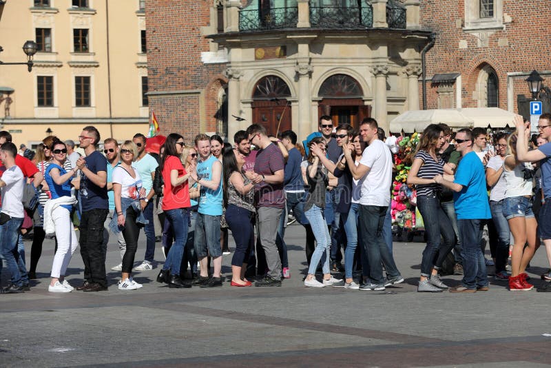 Día internacional de Flashmob de Rueda de Casino, 57 países, 160 ciudades Varios cientos de personas bailan ritmos hispánicos en foto de archivo Día internacional de Flashmob de Rueda de Casino, 57 países, 160 ciudades Varios cientos de personas bailan ritmos hispánicos en foto de archivo