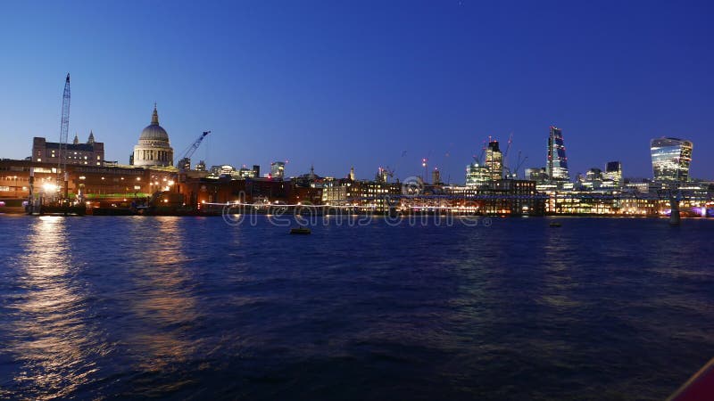Día maravilloso al noche-Lapso-tiro de la ciudad del horizonte de Londres en 4k