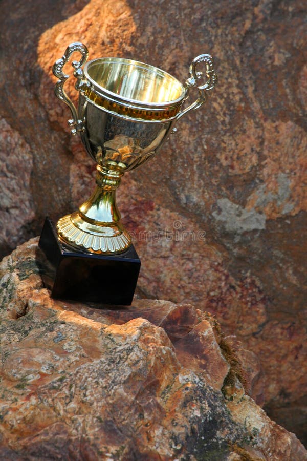 Día natural de la roca de la taza del oro imágenes de archivo libres de regalías Día natural de la roca de la taza del oro imágenes de archivo libres de regalías