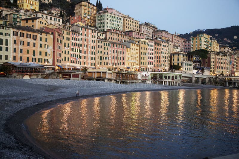 Día nublado en la playa en la ciudad de Camogli Italia del norte fotografía de archivo Día nublado en la playa en la ciudad de Camogli Italia del norte fotografía de archivo