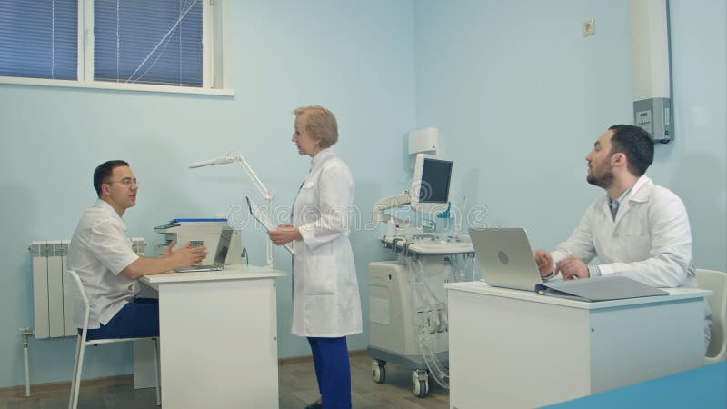 Día ocupado en el hospital para el personal médico que trabaja en oficina imágenes de archivo libres de regalías Día ocupado en el hospital para el personal médico que trabaja en oficina imágenes de archivo libres de regalías