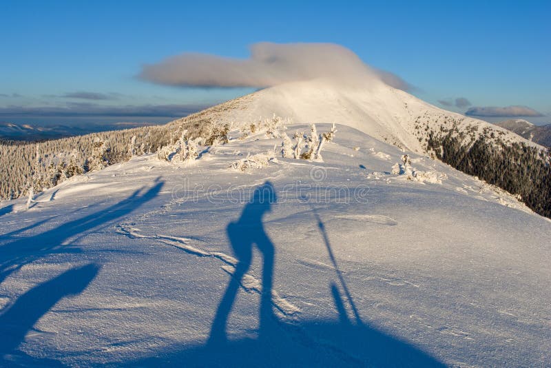 Día soleado en las montañas del invierno imagenes de archivo Día soleado en las montañas del invierno imagenes de archivo