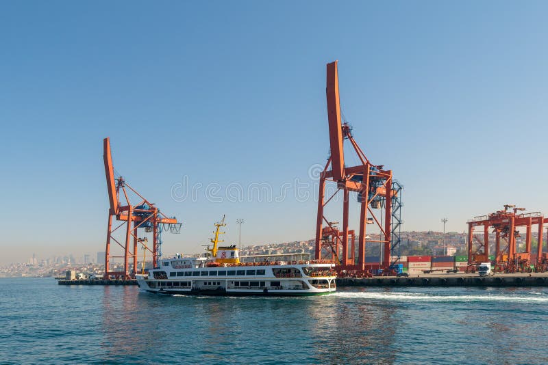 Día tirado de las grúas en el astillero del puerto de Haydarpasha, y de pasar el transbordador con la opinión del fondo de Estamb fotografía de archivo libre de regalías Día tirado de las grúas en el astillero del puerto de Haydarpasha, y de pasar el transbordador con la opinión del fondo de Estamb fotografía de archivo libre de regalías