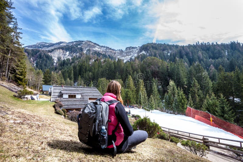 Días de fiesta de la montaña El ir de excursión Mujer y naturaleza Mochila detrás imágenes de archivo libres de regalías Días de fiesta de la montaña El ir de excursión Mujer y naturaleza Mochila detrás imágenes de archivo libres de regalías