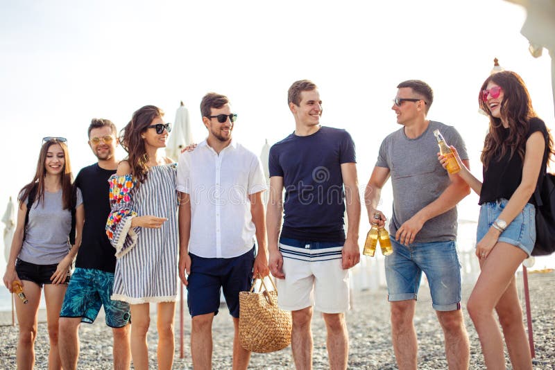 días de fiesta, vacaciones grupo de amigos que se divierten en la playa, caminar, cerveza de la bebida, la sonrisa y el abrazo imagenes de archivo días de fiesta, vacaciones grupo de amigos que se divierten en la playa, caminar, cerveza de la bebida, la sonrisa y el abrazo imagenes de archivo
