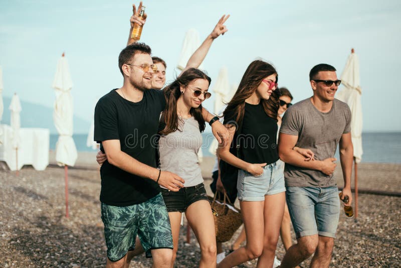 días de fiesta, vacaciones grupo de amigos que se divierten en la playa, caminar, cerveza de la bebida, la sonrisa y el abrazo fotos de archivo días de fiesta, vacaciones grupo de amigos que se divierten en la playa, caminar, cerveza de la bebida, la sonrisa y el abrazo fotos de archivo