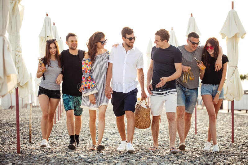 días de fiesta, vacaciones grupo de amigos que se divierten en la playa, caminar, cerveza de la bebida, la sonrisa y el abrazo imágenes de archivo libres de regalías días de fiesta, vacaciones grupo de amigos que se divierten en la playa, caminar, cerveza de la bebida, la sonrisa y el abrazo imágenes de archivo libres de regalías