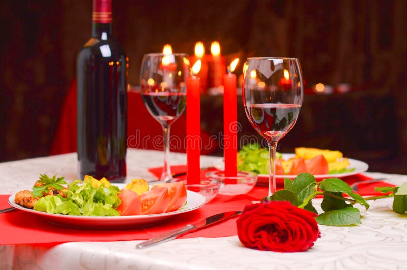 Dîner romantique avec des bougies photographie stock libre de droits Dîner romantique avec des bougies photographie stock libre de droits