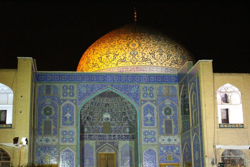 Dôme de Sheikh Lotfollah Mosque dans la place de Naqsh-e Jahan la nuit, Isphahan, Iran photos stock Dôme de Sheikh Lotfollah Mosque dans la place de Naqsh-e Jahan la nuit, Isphahan, Iran photos stock