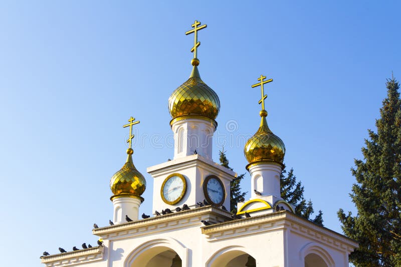 Dômes et croix d'or du beffroi orthodoxe photographie stock libre de droits Dômes et croix d'or du beffroi orthodoxe photographie stock libre de droits