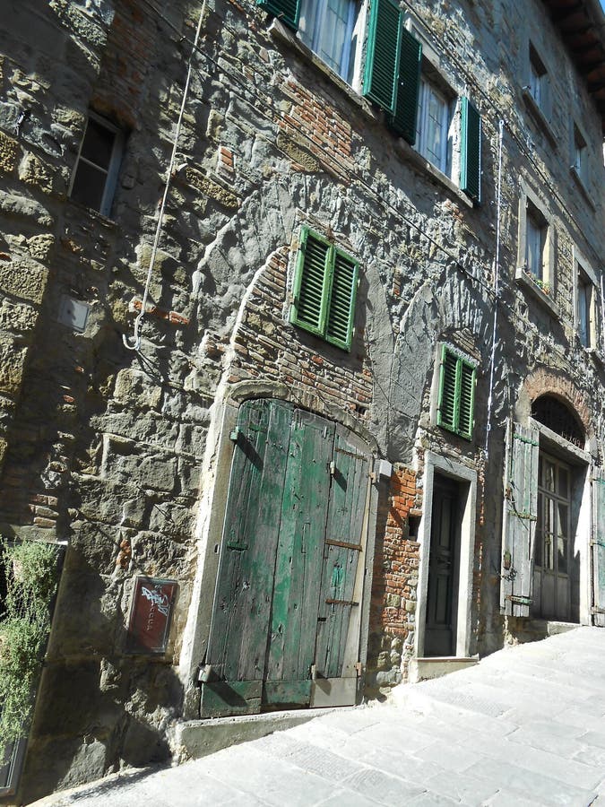 DÖRRAR OCH WINDOWS, CORTONA, ITALIEN royaltyfri fotografi DÖRRAR OCH WINDOWS, CORTONA, ITALIEN royaltyfri fotografi