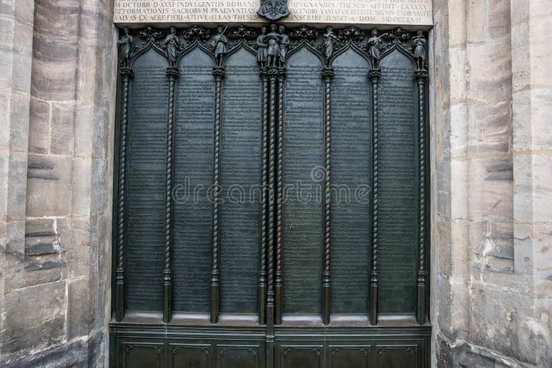 Dörren av alla helgonen kyrktar i den Wittenberg Tyskland med de nittiofem teserna royaltyfri foto Dörren av alla helgonen kyrktar i den Wittenberg Tyskland med de nittiofem teserna royaltyfri foto