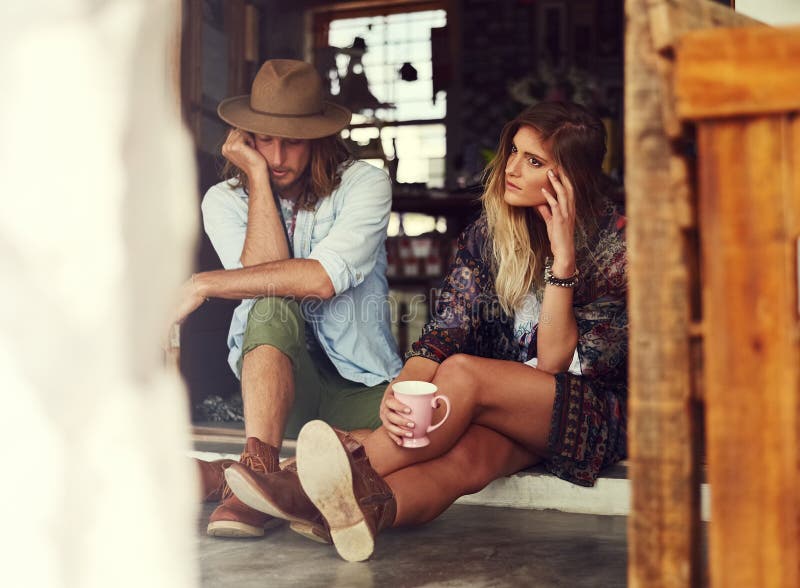 Dörrmorgon och par med kaffe i kaféet på semesteräventyr och semester med uttråkat tänkande och trötta. Turism royaltyfri foto