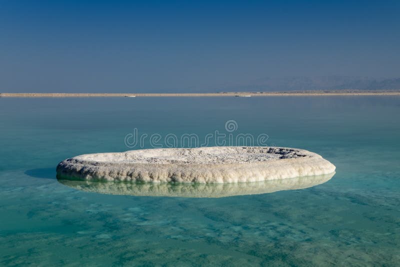 Dött hav som är salt på stranden på soluppgång royaltyfri foto Dött hav som är salt på stranden på soluppgång royaltyfri foto