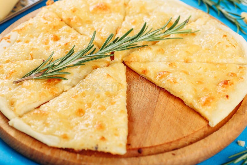 Dünne Pizza des Käse-vier gedient mit Cutted-Stück stockbilder Dünne Pizza des Käse-vier gedient mit Cutted-Stück stockbilder