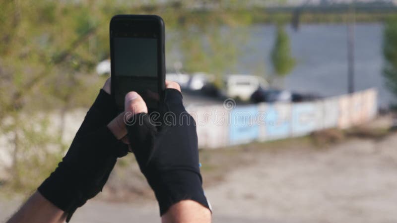 Dünner athletischer aufsteigender Radfahrer der Hügel im Park Radfahrer abschüssig im Park Straßenradfahrer Zeitlupe