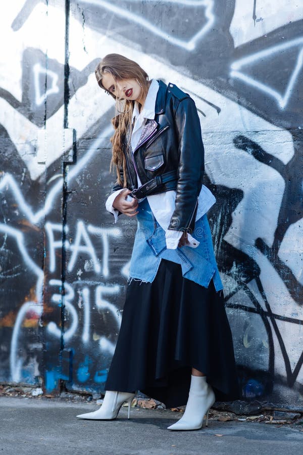 Dünnes modisches Modell, das langes sackartiges Denim und schwarzen Rock trägt stockbilder Dünnes modisches Modell, das langes sackartiges Denim und schwarzen Rock trägt stockbilder