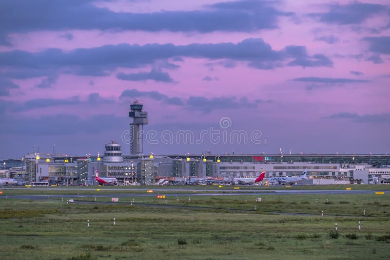 Düsseldorf, Alemania - 5 de octubre de 2017: El sol está produciendo colores asombrosos sobre el aeropuerto de Duesseldorf foto de archivo Düsseldorf, Alemania - 5 de octubre de 2017: El sol está produciendo colores asombrosos sobre el aeropuerto de Duesseldorf foto de archivo