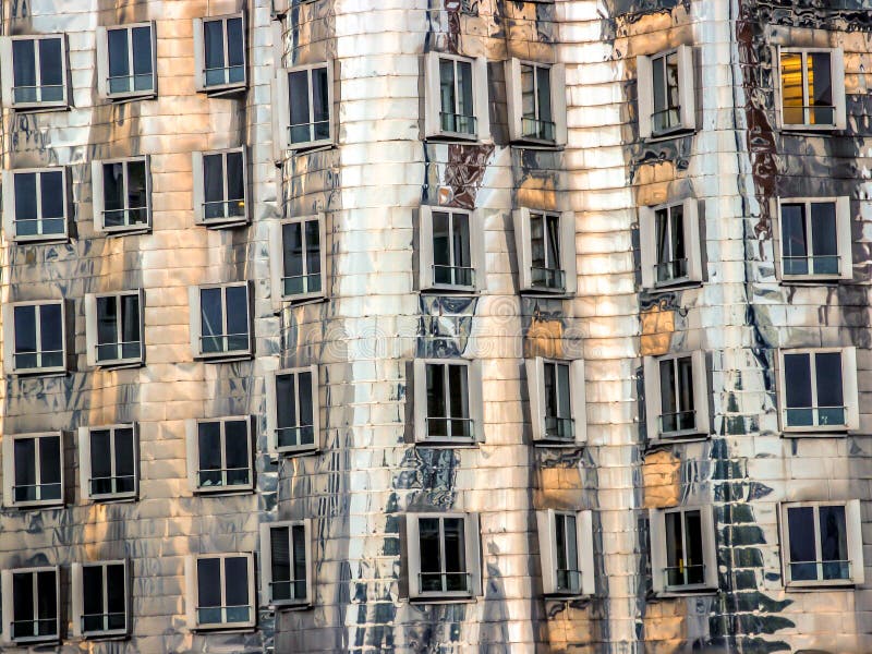 Düsseldorf, Allemagne - La façade argentée brillante d'une maison de Frank Gehry photographie stock Düsseldorf, Allemagne - La façade argentée brillante d'une maison de Frank Gehry photographie stock