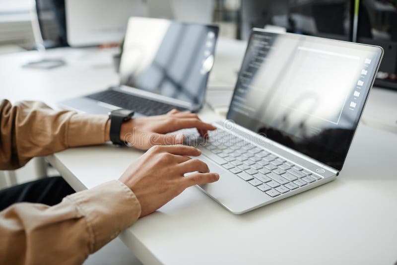Dłonie młodego programisty wpisywanie na klawiaturze notebooka. Dłonie młodego programisty, wpisywanego na klawiaturze notebooka, siedzącego przy biurku lub biurku