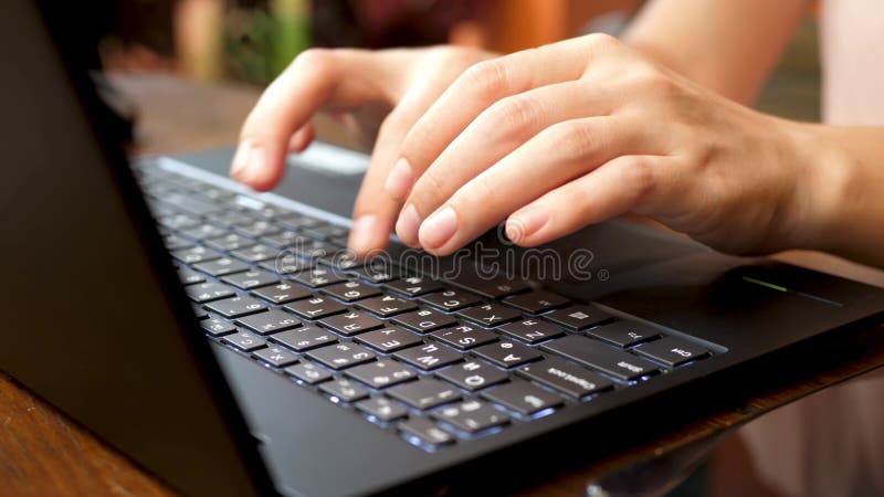 Dłonie samic drukują na czarnym laptopie